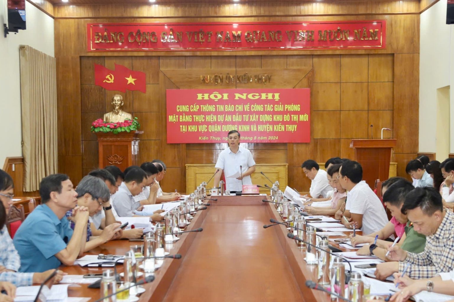 Đồng chí Đỗ Đức Hòa, Bí thư Huyện ủy phát biểu.